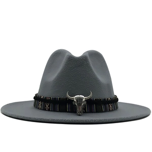 Détail d'un chapeau fedora en laine grise avec ruban ethnique et tête de taureau argent