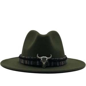 Chapeau de cowboy vert foncé en laine avec ruban ethnique et boucle tête de taureau argent