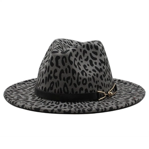 Elegante cappello fedora leopardato grigio in lana con fascia in pelle nera e fibbia metallica
