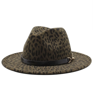 Cappello fedora jazz in feltro di lana leopardato con fascia in pelle nera e fibbia