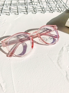 Detailed close-up of pink round frames with anti-blue light and UV400 protection lens