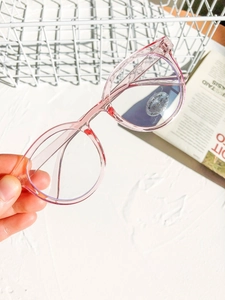 Detail of pink round blue light blocking glasses with UV400 protective lens label