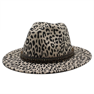 Cappello fedora classico con stampa leopardata, fascia intrecciata marrone e strass