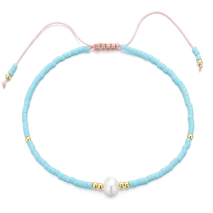 Détail du bracelet en perles Miyuki bleues avec perle blanche et cordon rose ajustable