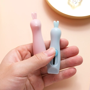 Mini cloud-shaped rabbit utility knife in pink and blue for unboxing and paper cutting