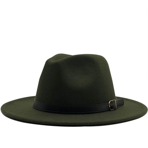 Chapeau fedora en laine vert foncé à bord plat et ruban en cuir à boucle dorée