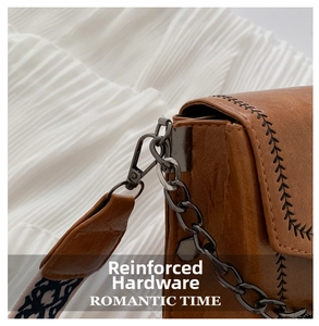 Detail der braunen Ledertasche mit verstärkten Beschlägen und gewebter Nahtkante