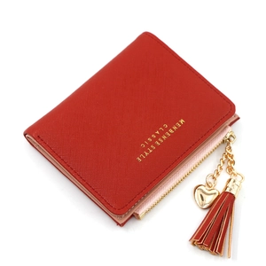 Petit portefeuille rouge pour femme en cuir PU avec texture croisée et pompon cœur
