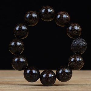 Macro di grani in sandalo con macchie dorate e intaglio dettagliato a forma di nuvola