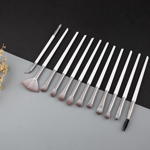 Détail d'un kit de 15 pinceaux à paupières avec manches blancs et poils synthétiques