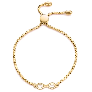 Bracciale infinito dorato regolabile con catena a maglie quadrate minimalista su sfondo bianco