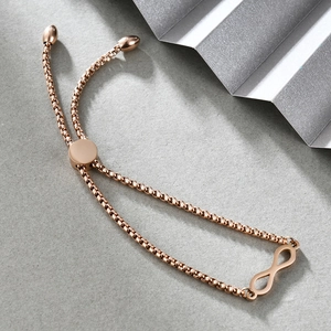 Dettaglio macro del bracciale infinito in oro rosa con catena a scatola e chiusura regolabile