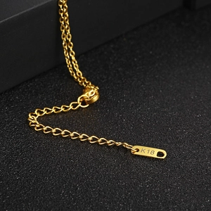 Collier plaqué or 18 carats avec pendentif carré, fermoir et détail gravé K18
