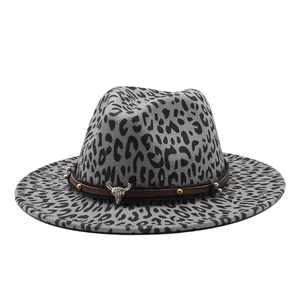 Chapeau fedora léopard gris avec ruban en cuir à rivets et pendentif tête de taureau