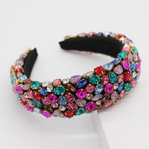 Détail de strass colorés sur serre-tête large rembourré avec montures dorées