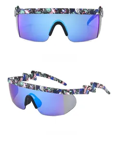Detail of sports sunglasses with lightning temples and blue-purple mirrored coating