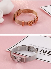 Détail du bracelet réglable en maille trèfle en finitions or rose et argent