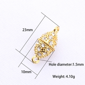 Dettaglio della chiusura magnetica dorata con strass per bracciali e collane DIY