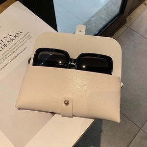 Occhiali da sole quadrati vintage con custodia in pelle color crema minimalista