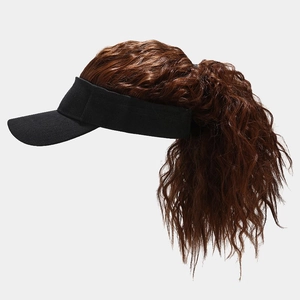 Détail de la visière noire avec extension de cheveux longs ondulés châtain foncé