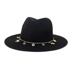 Sombrero de paja negro unisex con cadena dorada y colgantes de concha y estrella