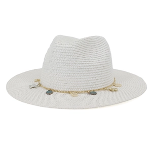 Detalle de sombrero de paja blanco con cadena dorada, conchas y colgantes de estrella de mar