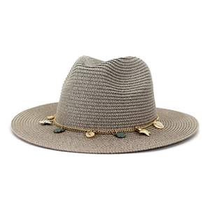 Sombrero de sol gris con dijes de concha y estrella de mar en cadena de oro