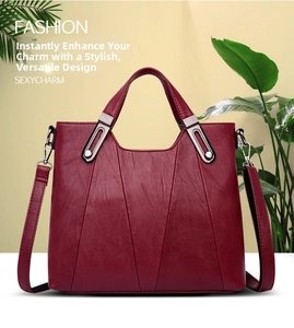 Detailansicht der weinroten Kunstledertasche mit V-Nähten und silbernen Metallbeschlägen