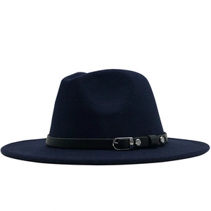 Détail d'un chapeau fedora bleu marine en laine avec ruban cuir et boucle argentée