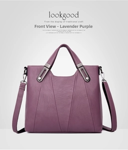 Detailaufnahme der fliederfarbenen Ledertasche mit Lychee-Muster und verstellbarem Gurt