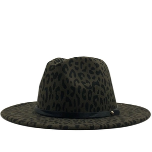 Détail d'un chapeau fedora à imprimé léopard avec clou doré et ruban noir élégant