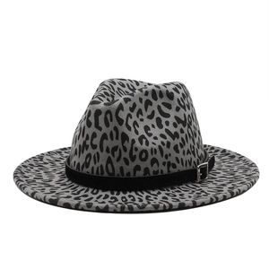 Britischer Fedora-Hut in Grau mit Leopardenmuster, breiter Krempe und schwarzem Gürtel