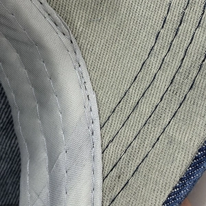 Dettaglio interno cappello denim con fascia antisudore e cuciture di rinforzo di qualità
