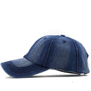 Berretto da baseball classico in denim lavato blu scuro con visiera curva