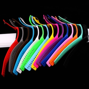 Montre sport LED tactile avec bracelets en silicone colorés présentés de façon élégante
