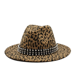 Vue détaillée du chapeau fedora léopard avec ruban élégant orné de perles et de strass
