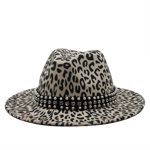 Détail d'un chapeau en laine léopard avec ruban orné de perles et de strass