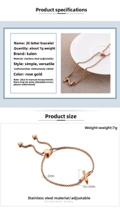 Détail du bracelet alphabet en acier inoxydable or rose avec fermoir ajustable