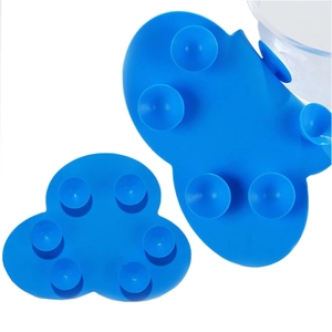Dettaglio del tappetino pulisci pennelli in silicone blu con 6 ventose di supporto
