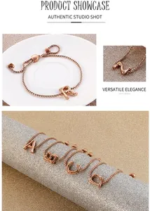 Détails des bracelets alphabet en or rose avec fermoir ajustable et pendentifs en cœur