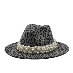 Détail du chapeau fedora gris à imprimé léopard avec une chaîne de perles blanches