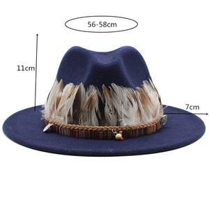 Dettaglio cappello fedora blu navy in lana con piume, altezza 11cm e tesa larga 7cm
