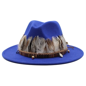 Dettaglio cappello fedora in lana blu con piume naturali e nastro intrecciato bohémien