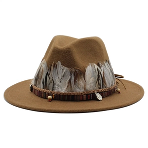 Cappello fedora in feltro marrone a tesa larga con piume e ciondoli bohémien