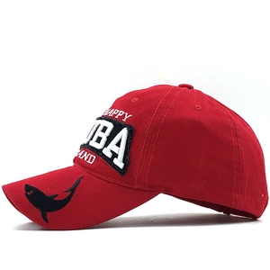 Casquette de baseball en coton rouge foncé avec broderie requin et écussons lettrés