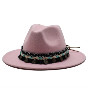 Dettaglio cappello fedora in lana rosa con fascia etnica, perline e pendenti in bronzo