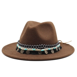 Dettaglio cappello fedora in lana marrone con fascia boho, perline e nappe decorative