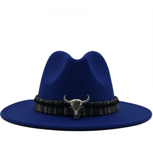 Chapeau de cowboy bleu roi en laine avec ruban ethnique et boucle de crâne de taureau
