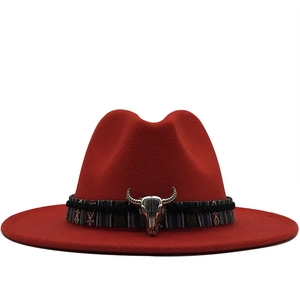 Chapeau de cowboy rouge en feutre avec bande ethnique et ornement de crâne de taureau