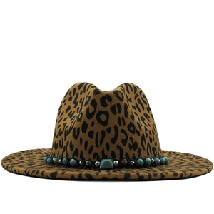 Chapeau fedora léopard à large bord avec bandeau bohème en turquoise sur fond blanc